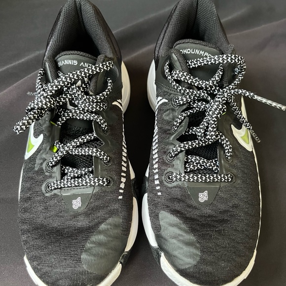 NWOB Nike Kids Giannis Immortality Basketball Shoes - Picture 3 of 10